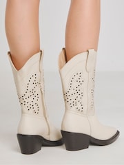 Natural - Botas vaqueras de media caña con diseño hecho con láser de Simply Be - Imagen 2 de 5