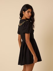 Vestido mini Betty bordado Nobodys Child - Imagem 2 de 6