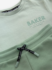 Grün - Baker by Ted Baker Graphic T-Shirt and Cargo Shorts Set - Bild 11 von 13
