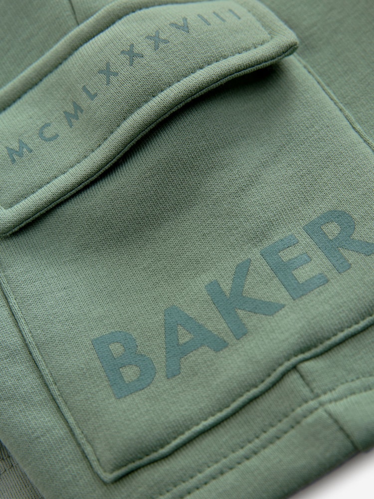 Grün - Baker by Ted Baker Graphic T-Shirt and Cargo Shorts Set - Bild 13 von 13