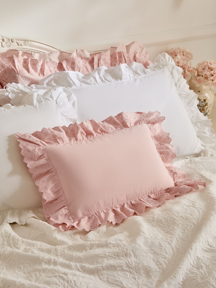 Shabby Chic by Rachel Ashwell® Broderie Ruffle Cushion - Bild 1 von 6 Shabby Chic by Rachel Ashwell® Broderie Ruffle Cushion - Bild 1 von 6