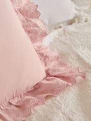 Shabby Chic by Rachel Ashwell® Broderie Ruffle Cushion - Bild 2 von 6