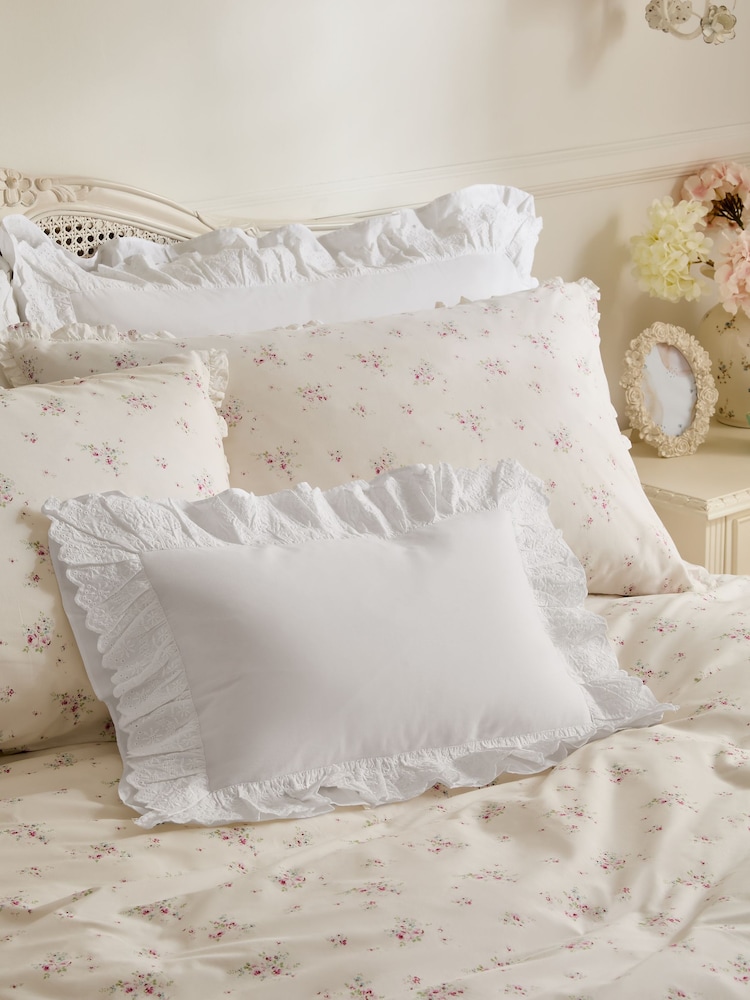 Shabby Chic by Rachel Ashwell® Broderie Ruffle Cushion - Bild 1 von 6