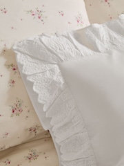 Shabby Chic by Rachel Ashwell® Broderie Ruffle Cushion - Bild 2 von 6