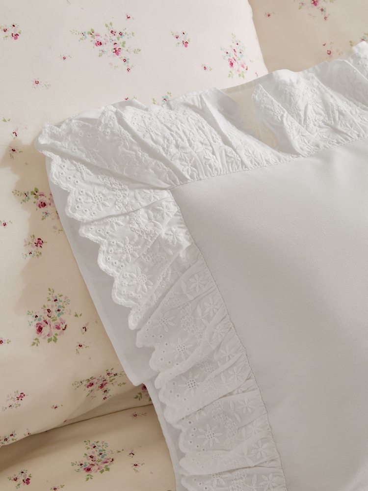 Shabby Chic by Rachel Ashwell® Broderie Ruffle Cushion - Bild 2 von 6