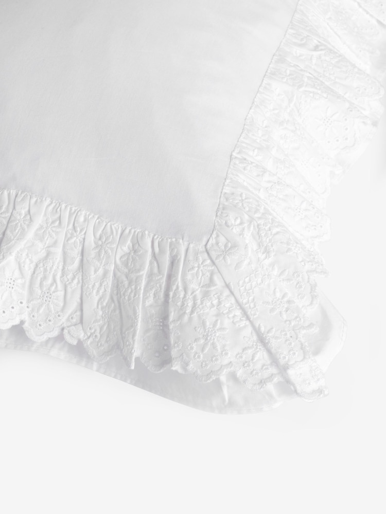 Shabby Chic by Rachel Ashwell® Broderie Ruffle Cushion - Bild 6 von 6 Shabby Chic by Rachel Ashwell® Broderie Ruffle Cushion - Bild 6 von 6