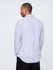 Raya azul - Gap Organic Cotton Long Sleeve Poplin Classic Shirt - Imagen 2 de 5