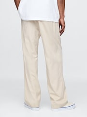 beis - Pantalones plisados UltraSoft de GAP - Imagen 2 de 5