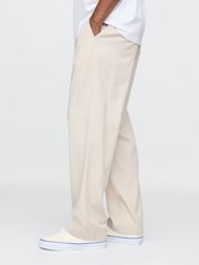 beis - Pantalones plisados UltraSoft de GAP - Imagen 3 de 5