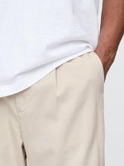 beis - Pantalones plisados UltraSoft de GAP - Imagen 5 de 5
