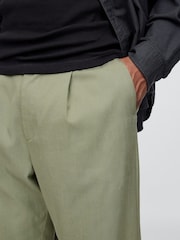 Verde - Pantalones plisados UltraSoft de GAP - Imagen 5 de 6