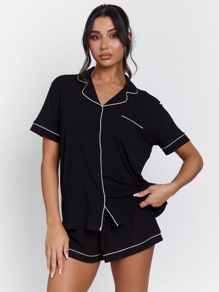 Schwarz - Loungeable Rib Short Sleeve Traditional Shirt and Shorts Set - Bild 1 von 5 Schwarz - Loungeable Rib Short Sleeve Traditional Shirt and Shorts Set - Bild 1 von 5