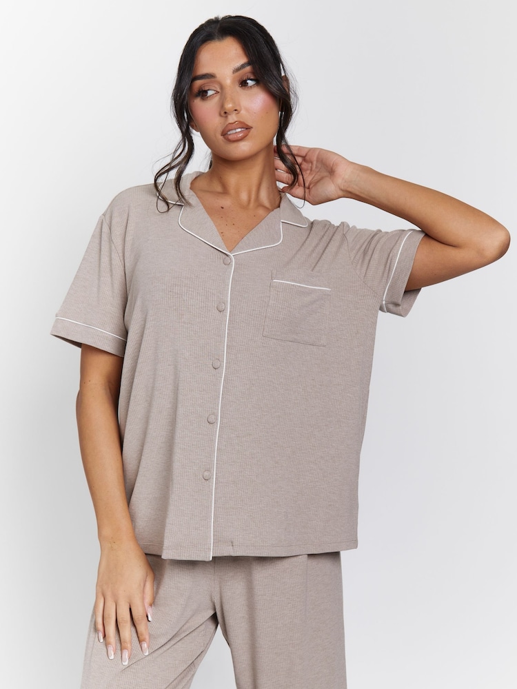 Braun - Loungeable Rib Short Sleeve Traditional Shirt and Long Pyjamas - Bild 1 von 5 Braun - Loungeable Rib Short Sleeve Traditional Shirt and Long Pyjamas - Bild 1 von 5