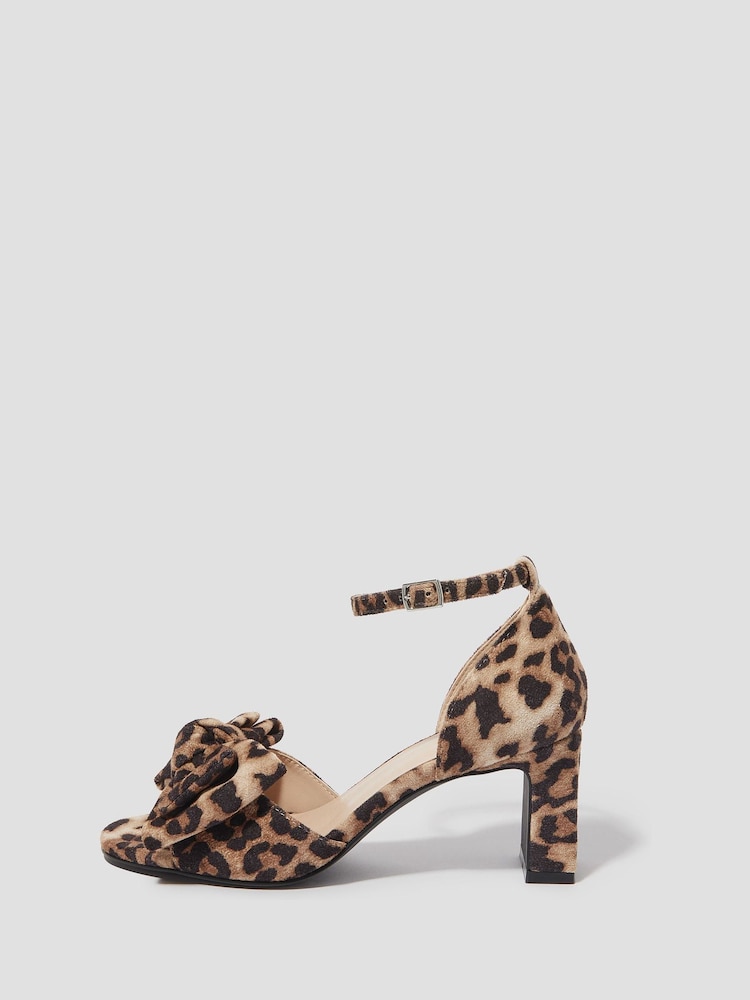Monsoon Abril Absatzschuhe mit Schleife und Leoparden-Print - Bild 1 von 3 Monsoon Abril Absatzschuhe mit Schleife und Leoparden-Print - Bild 1 von 3