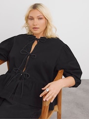 Blusa vaquera con sobrefalda y lazada frontal de Simply Be - Imagen 1 de 4