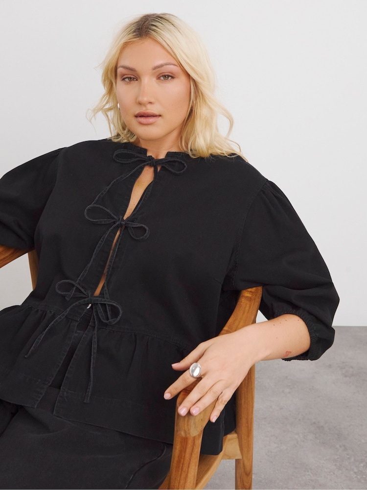 Blusa vaquera con sobrefalda y lazada frontal de Simply Be - Imagen 1 de 4