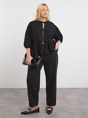 Blusa vaquera con sobrefalda y lazada frontal de Simply Be - Imagen 3 de 4