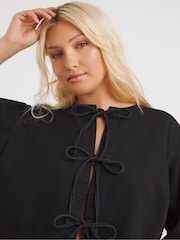 Blusa vaquera con sobrefalda y lazada frontal de Simply Be - Imagen 4 de 4