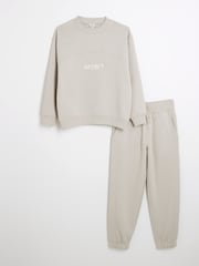 طقم رياضي مزيّن بعبارة District للأولاد من River Island - صورة 1 من 5