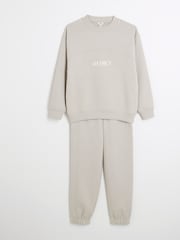 طقم رياضي مزيّن بعبارة District للأولاد من River Island - صورة 2 من 5