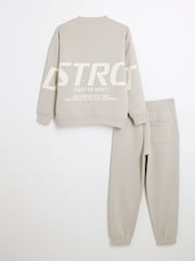 طقم رياضي مزيّن بعبارة District للأولاد من River Island - صورة 3 من 5