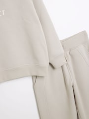 طقم رياضي مزيّن بعبارة District للأولاد من River Island - صورة 4 من 5
