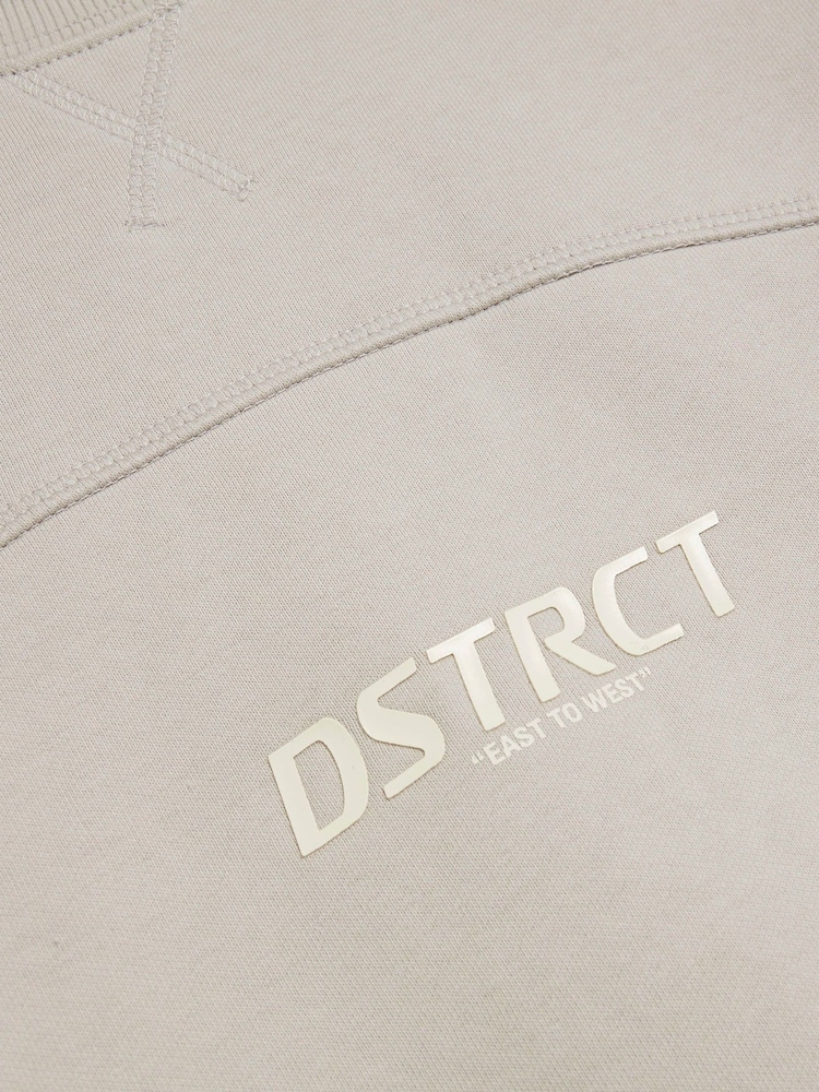 طقم رياضي مزيّن بعبارة District للأولاد من River Island - صورة 5 من 5