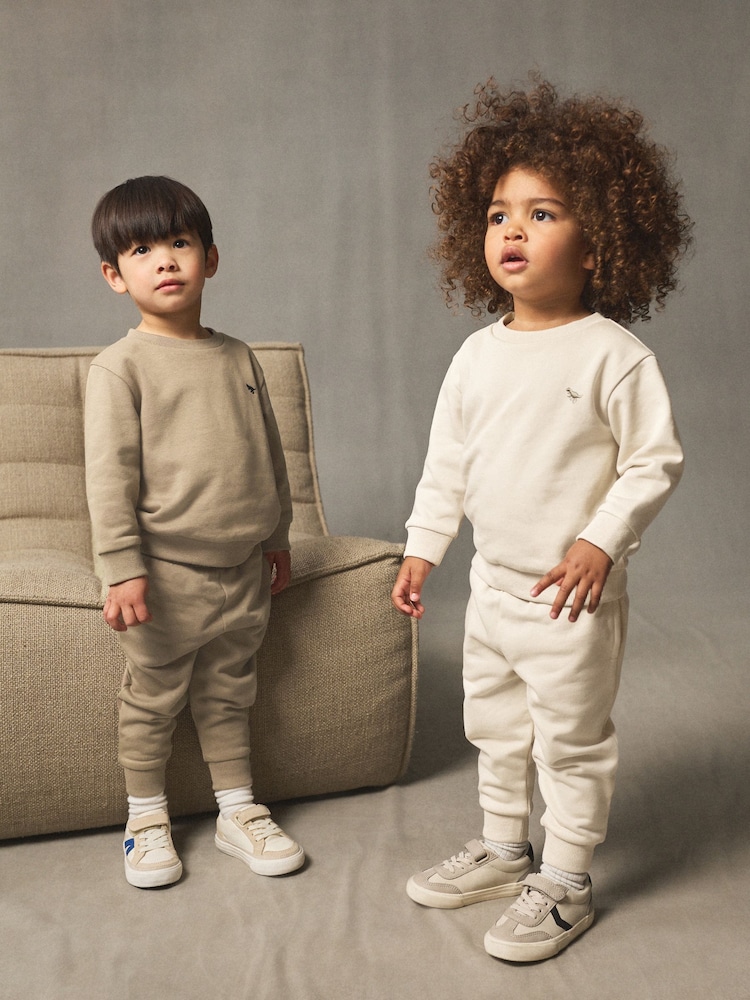 Off White/Cement - Komplet 2 puloverja in hlač za prosti čas (3mes-7let) - Slika 2 iz 10 Off White/Cement - Komplet 2 puloverja in hlač za prosti čas (3mes-7let) - Slika 2 iz 10