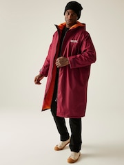 Regatta Red Adult Waterproof Changing Robe - Image 1 of 6