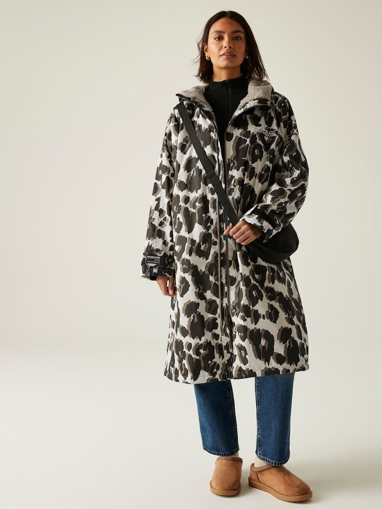 Regatta Natural Adult Waterproof Changing Robe - Image 1 of 5