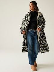 Regatta Natural Adult Waterproof Changing Robe - Image 3 of 5