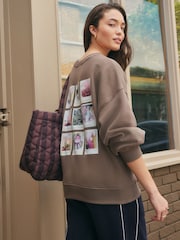 Marrón moca - Graphic Polaroids Picturesque Embroided Crewneck Sweatshirt - Imagen 1 de 4