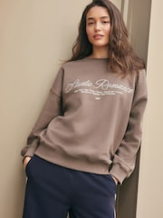 Marrón moca - Graphic Polaroids Picturesque Embroided Crewneck Sweatshirt - Imagen 2 de 4