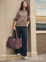 Marrón moca - Graphic Polaroids Picturesque Embroided Crewneck Sweatshirt - Imagen 3 de 4
