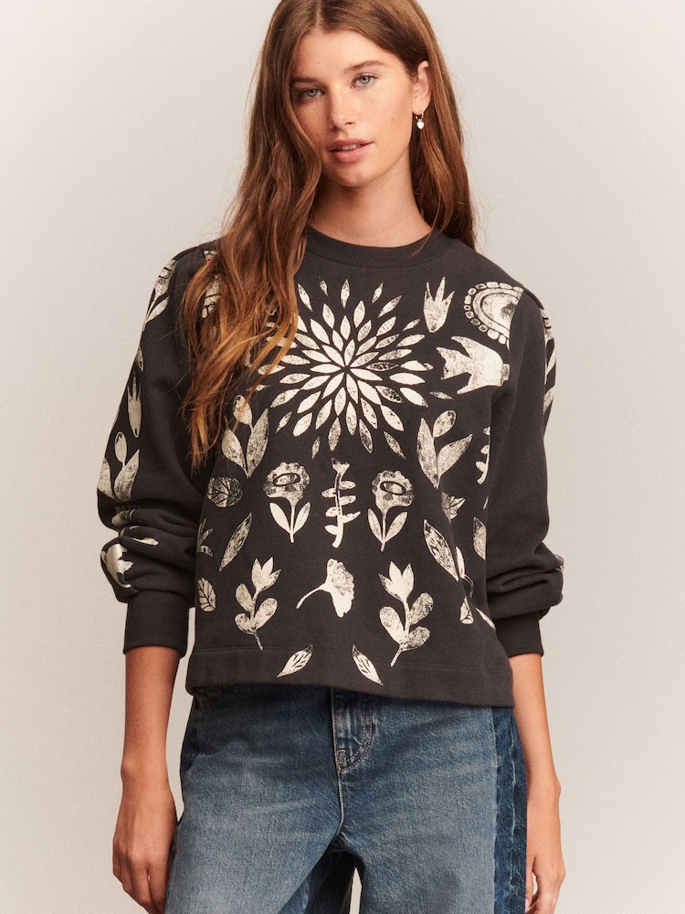 Black and White Graphic All Over Print Symmetrical Crew Neck Sweatshirt - Image 2 of 9