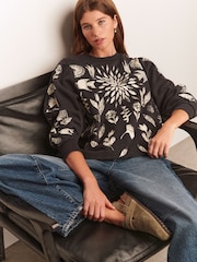 Black and White Graphic All Over Print Symmetrical Crew Neck Sweatshirt - Image 4 of 9