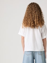 أبيض - Levi's® Cropped Meet & Greet Roll Cuff Logo T-Shirt - صورة 2 من 8