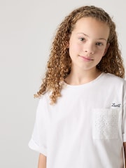 أبيض - Levi's® Cropped Meet & Greet Roll Cuff Logo T-Shirt - صورة 3 من 8