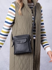 Schwarz - Lakeland Leather Tirrill Cross-Body Bag - Bild 6 von 6