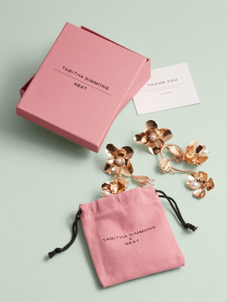 Tono dorado - Tabitha Simmons x Next Posey Floral Print Statement Drop Earrings - Imagen 11 de 11 Tono dorado - Tabitha Simmons x Next Posey Floral Print Statement Drop Earrings - Imagen 11 de 11