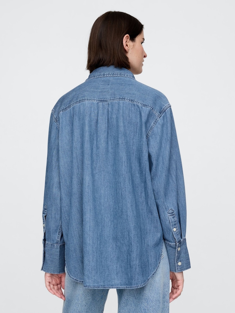 Camisa vaquera oversize de chambray de Gap - Imagen 2 de 5