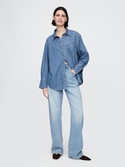 Camisa vaquera oversize de chambray de Gap - Imagen 3 de 5