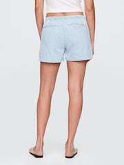 Pantalones cortos de tiro medio con diseño supersuave de Gap - Imagen 2 de 5