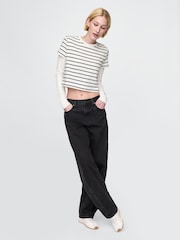 Blanco y negro - Gap Organic Cotton VintageSoft Cropped T-Shirt - Imagen 3 de 5