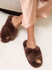 Chocolate marrom - Lipsy Faux Fur Cross Strap Nightwear Slippers - Imagem 1 de 4