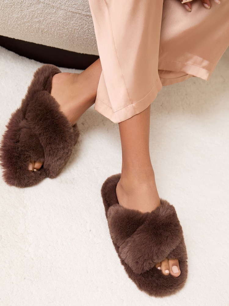 Chocolate marrom - Lipsy Faux Fur Cross Strap Nightwear Slippers - Imagem 1 de 4