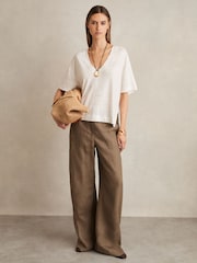 أبيض - تيشرت Ember كتان بفتحة ياقة حرف V من Reiss - صورة 1 من 5