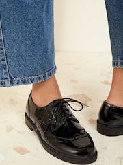 Friends Like These sapatos Brogue confortáveis, lisos e confortáveis, com cadarço e couro sintético envernizado - Imagem 2 de 4