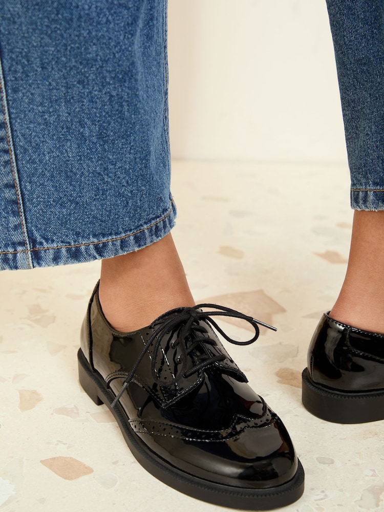 Friends Like These sapatos Brogue confortáveis, lisos e confortáveis, com cadarço e couro sintético envernizado - Imagem 2 de 4