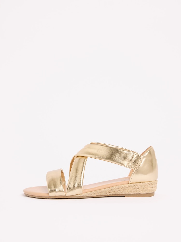 Gold - Friends Like These komfortable Sandalen mit niedrigen Keilabsätzen und überkreuztem Riemen - Bild 5 von 5 Gold - Friends Like These komfortable Sandalen mit niedrigen Keilabsätzen und überkreuztem Riemen - Bild 5 von 5